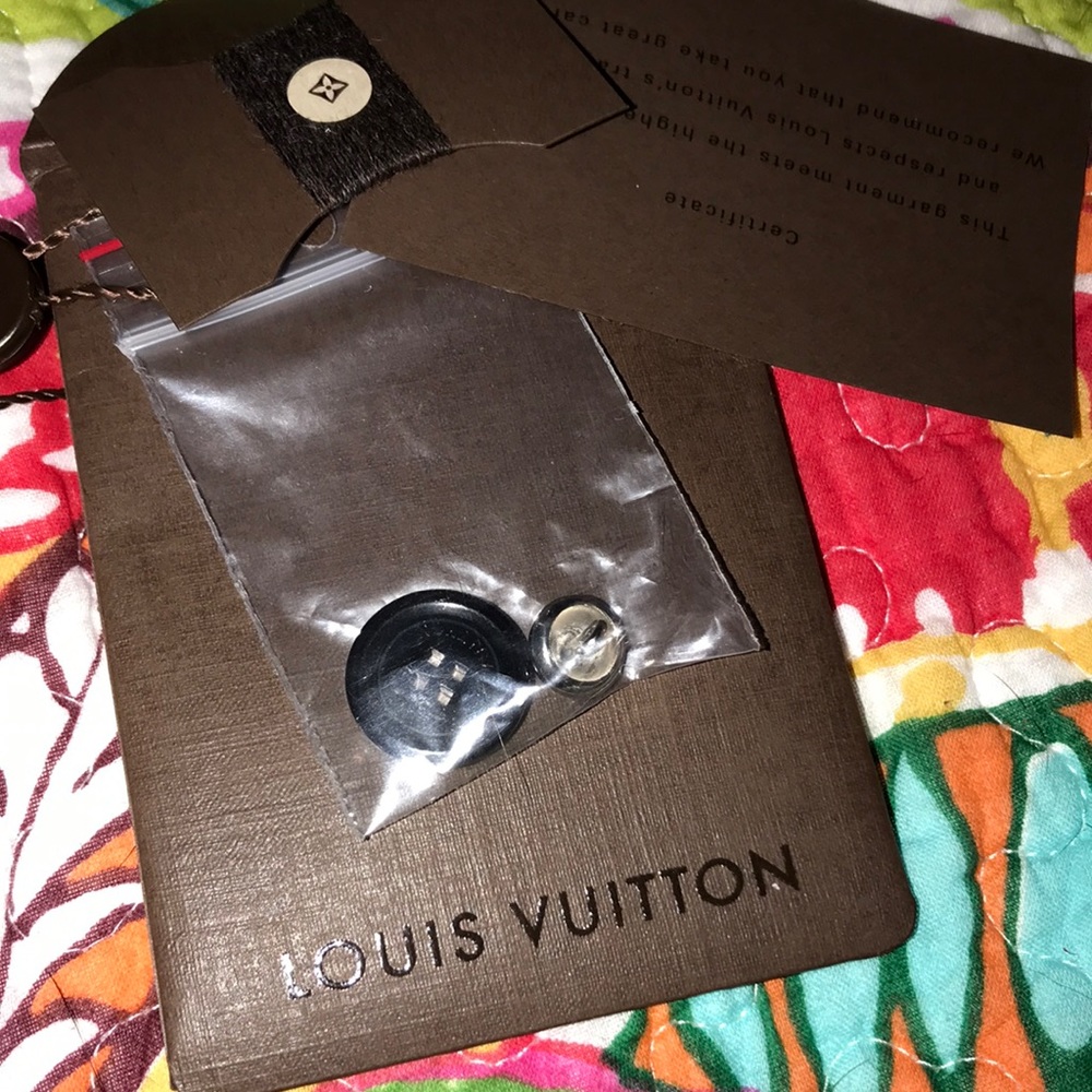 Louis Vuitton Extra Buttons & Thread - Picture 2 of 8